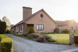 Deze degelijk gebouwde woning is rustig gelegen en biedt een uitstekende basis voor wie op zoek is naar een woning met mogelijkheden. De woning is steeds goed onderhouden en beschikt over een gezonde en stevige basisstructuur, waardoor ze ideaal is voor wie graag moderniseert naar eigen smaak.<br /><br />Alle leefruimtes bevinden zich op het gelijkvloers. Via de inkomhal met apart gastentoilet bereikt u de verschillende ruimtes van de woning. Er zijn drie volwaardige slaapkamers en een badkamer. De lichtrijke leefruimte vormt het hart van de woning en sluit aan op de keuken. <br /><br />Achteraan de woning bevindt zich een zeer ruime garage. Via de garage kan je direct naar de gang en kelder.<br /><br />Via een vaste trap kan je naar de zeer ruime zolder. Deze zolder met 2 ramen biedt verschillende mogelijkheden: deze kan ingericht worden als kangoeroewoning of er kunnen verschillende extra kamers, hobbyruimte, extra badkamer gemaakt worden. Via een luik met katrol kunnen zwaardere stukken via de garage op deze zolder gebracht worden.<br /><br />De woning is volledig onderkelderd. Je kan naar de kelder via een deur in de inkomhal maar ook via de garage kan je naar de kelder. Hier is ook veel potentieel zoals bijvoorbeeld het maken van een hobbyruimte of 'mancave'.<br /><br />Het dak is in goede staat en volledig geïsoleerd.<br />Er zijn 3 regenwaterputten van 3000L met pomp.<br /><br />Een ideale woning voor wie rustig wil wonen of het inrichten van een kangoeroewoning.<br /><br />Meer info of een bezoekje? Bel Isabelle: 0498/10.69.56 of mail: isabelle@cornelis-goeman.be