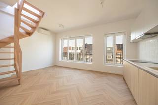 <p>Gerenoveerd en instapklaar appartement met dakterras, gelegen in de Verbondstraat te Antwerpen.<br />Dit appartement bevindt zich in het hartje van Antwerpen, op wandelafstand van de gezellige cafés en restaurants van Het Zuid. Bovendien ligt het dicht bij openbaar vervoer, winkels en alle belangrijke voorzieningen, waardoor je alles binnen handbereik hebt.</p><p>•    Kleinschalig gebouw met slechts 4 appartementen <br />•    Volledig gerenoveerd en instapklaar<br />•    Lage algemene kosten € 60/maand<br />•    Prachtig dakterras</p><p>Op de derde verdieping van een kleinschalig gebouw vinden we dit volledig gerenoveerde appartement met 1 slaapkamer. Bij binnenkomst betreedt u een open leefruimte die dankzij de grote ramen geniet van veel natuurlijk licht.</p><p>De keuken is volledig uitgerust met alle nodige apparaten en grenst aan een praktische berging, ideaal voor het plaatsen van een wasmachine en droogkast.</p><p>Verder beschikt het appartement over een comfortabele slaapkamer die in verbinding staat met de badkamer. De badkamer is voorzien van een toilet, lavabo en douche.</p><p>Daarnaast is er een prachtig terras, bereikbaar via een trap in de leefruimte, waar u na een lange werkdag heerlijk kunt ontspannen en tot rust kunt komen midden in de bruisende stad.</p><p>Interesse? Gelieve uw gegevens in te vullen onderaan de advertentie op onze website https://www.sinjoor.be. De dossierverantwoordelijke zal nadien zo snel mogelijk contact met u opnemen.<br /> </p>