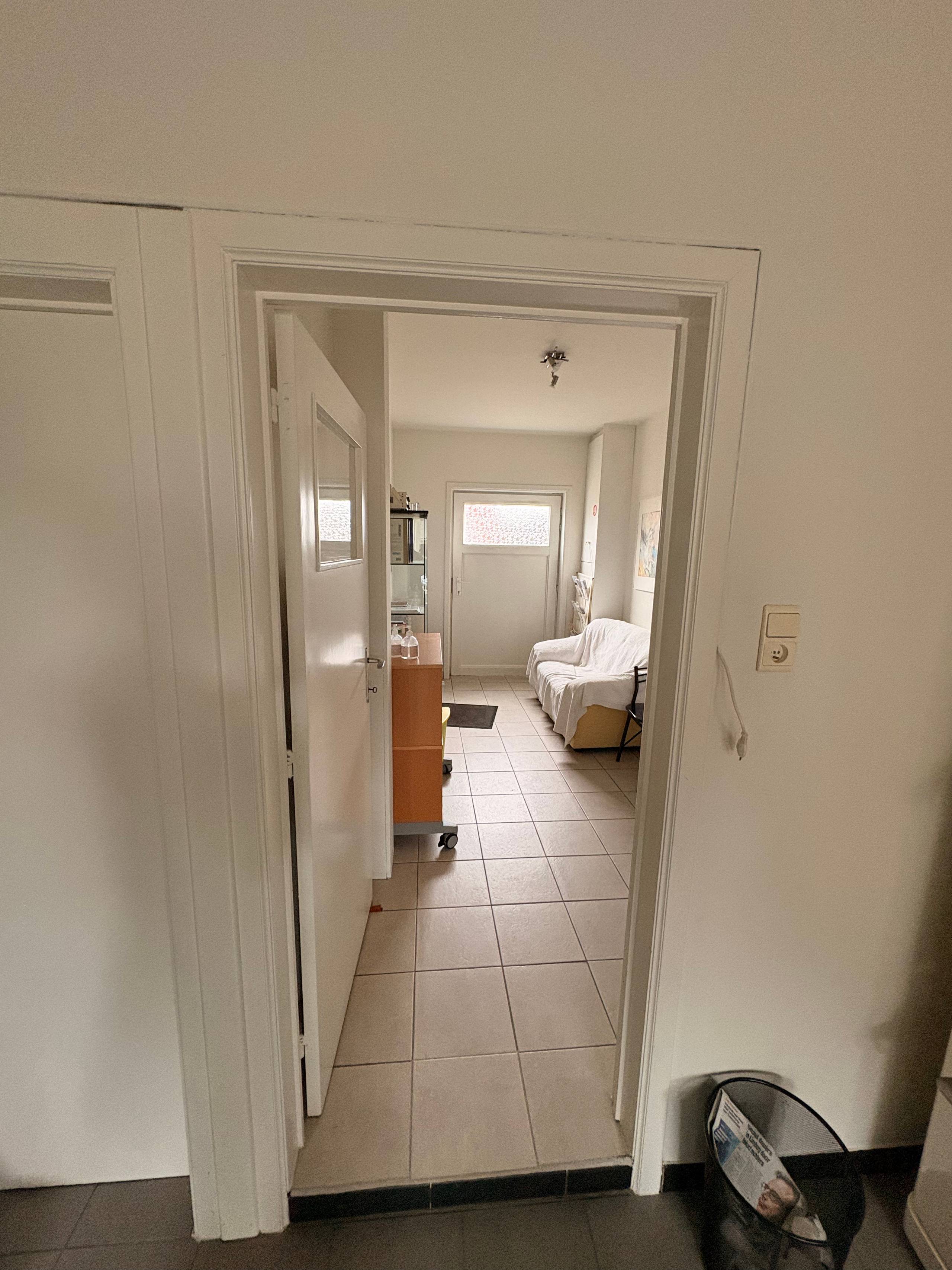 Gelijkvloerse praktijkruimte met potentieel tot éénslaapkamerappartement en privé autostaanplaats - foto 3