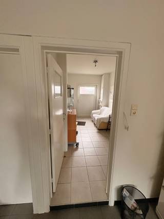 Dit gelijkvloerse pand biedt tal van mogelijkheden en is zowel geschikt als praktijkruimte als voor de omvorming naar een  éénslaapkamerappartement.<br /><br />Deze gelijkvloerse ruimte is altijd gebruikt geweest als praktijk van een kinesist, toch biedt het pand een uitstekende basis voor diverse invullingen. <br /><br />Het pand beschikt over twee aparte ingangen. Via de linkerzijde betreedt men de inkom/ wachtruimte. Wanneer men verder doorloopt, komt men in een centrale ruimte die momenteel nog ingericht is met praktijkmateriaal. Deze ruimte kan echter eenvoudig omgevormd worden tot een eetruimte met open keuken, zoals geïllustreerd op de bijgevoegde inspiratiefoto’s. In deze ruimte bevindt zich tevens de tweede inkomdeur. Aansluitend bevindt zich de badkamer, uitgerust met een wastafel, douchecabine en toilet. Vanuit deze ruimte is er eveneens toegang tot de kelder, waar zich een mazouttank van 5000 liter bevindt.<br /><br />Verder komt men in een ruime rechthoekige kamer die voorheen dienst deed als bureau met aan weerszijden afgescheiden behandelruimtes. Deze zone biedt mogelijkheden om ingericht te worden als gezellige en lichtrijke leefruimte, met de mogelijkheid om een aparte slaapkamer te creëren door middel van een scheidingswand. Daarnaast is er nog een afzonderlijke ruimte die perfect kan worden ingericht als dressing of praktische bergruimte.<br /><br />Een extra troef van dit pand is de privatieve autostaanplaats, die afgesloten kan worden met een poort.<br /><br />Het pand is bovendien gunstig gelegen op de Joseph Smeetslaan, op een vlot bereikbare locatie nabij het centrum van Maasmechelen. Winkels, supermarkten, horeca, openbaar vervoer en andere voorzieningen bevinden zich op korte afstand. Deze centrale ligging maakt het pand bijzonder interessant, zowel voor residentieel gebruik als voor het uitoefenen van een vrij beroep of praktijk.<br /><br />Dankzij de gelijkvloerse ligging, de praktische indeling, de privatieve parkeerplaats en de vele mogelijkheden vormt dit pand een uitstekende opportuniteit voor zowel eigen gebruik als investering.<br /><br />De bijgevoegde foto’s geven u een duidelijk beeld van de mogelijkheden en het potentieel van deze ruimte.<br /><br />Heeft u interesse? Contacteer Anne-Sophie Vliegen via +32 468 54 17 19 of info@immovliegen.be voor meer informatie of een bezichtiging.