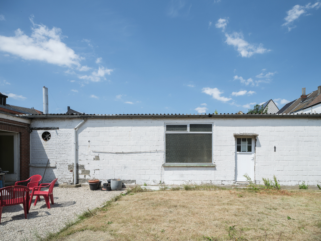 Atelier/loods met te renoveren woning, ruime tuin en bijzonder veel potentieel op een boogscheut van het stadscentrum. - foto 2