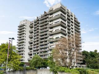Dit prachtig appartement bevindt zich op de 10de verdieping van de prestigieuze residentie Hertogenpark, gelegen aan de Desguinlei in Antwerpen. Dankzij zijn strategische ligging geniet u van een perfecte combinatie van bereikbaarheid, comfort en groen. Het appartement bevindt zich op een steenworp van het stadscentrum, met vlotte verbindingen naar de Ring van Antwerpen, de E19, E17 en A12. Bovendien bevinden winkels, supermarkten, restaurants, scholen, culturele centra, sport-en fitnessaccomodatie en openbaar vervoer zich in de onmiddellijke omgeving.<br /><br />Bij het betreden van het appartement komt u terecht in een royale inkomhal met vestiaire, gastentoilet en een praktische berging met aansluitingen voor wasmachine en droogkast. De indrukwekkende leefruimte baadt in natuurlijk licht dankzij de grote raampartijen en biedt toegang tot het ruime, zuidwest-georiënteerde terras van maar liefst 17 m², waar u de hele namiddag en avond van de zon kunt genieten.<br /><br />Aansluitend bevindt zich de volledig uitgeruste keuken met dubbele spoelbak, keramische kookplaat, dampkap, koelkast met diepvries en een handige geïntegreerde uitklaptafel.<br />Via de nachthal bereikt u de twee volwaardige slaapkamers. De ruime master bedroom beschikt over een dressing en een ensuite badkamer uitgerust met een ligbad, toilet en dubbele wastafel. De tweede slaapkamer, ideaal als bureau, kinderkamer of logeerkamer, beschikt eveneens over een eigen ensuite badkamer met douche en wastafel. Doorheen het appartement zorgen de hoogwaardige marmeren afwerkingen voor een stijlvolle uitstraling.<br /><br />Verder beschikt het appartement over twee private kelderbergingen.<br />Een bijzondere meerwaarde is het gemeenschappelijke zwembad met sauna van de residentie, waarvan u optioneel gebruik kunt maken voor slechts €30 per maand.<br />Ook beschikt het gebouw over een interne verhuislift, wat een ladderlift overbodig maakt.<br /><br />Troeven:<br />+ Ruime en lichtrijke leefruimte<br />+ Zuidwest-georiënteerd terras van 17 m²<br />+ 2 inwonende conciërges<br />+ 2 slaapkamers, elk met eigen badkamer<br />+ 2 private kelderbergingen op -1<br />+ Gemeenschappelijk zwembad met sauna (+30€/maand)<br />+ EPC-score A<br />+ Strategische ligging nabij stad, groen en invalswegen<br /><br />Heeft u interesse in dit uniek appartement? Neem dan contact op met VB Vastgoed op het nummer 03 337 50 70 of via info@vbvastgoed.be