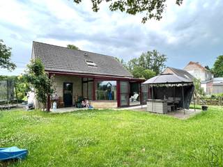 Villa met 3 slaapkamers, garage, parkeerplaatsen en prachtige tuin. Deze ruime woning omvat: Gelijkvloers: inkomhal, ruime leefruimte, open...