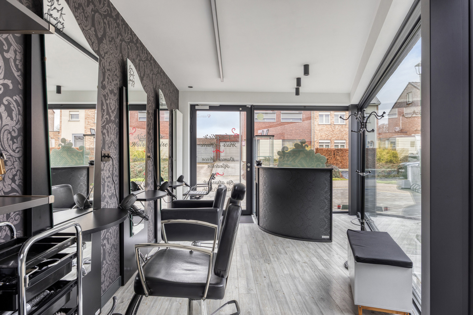 INSTAPKLARE WONING MET PRAKTIJKRUIMTE/BUREEL EN ZWEMBAD  - foto 2