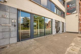 <p>Op zoek naar een locatie waar uw onderneming écht opvalt? Aan de Kapelsesteenweg 321 in Ekeren-Donk vindt u deze instapklare commerciële ruimte van 180 m², volledig vernieuwd in 2016. Dankzij de ligging pal naast Patio Donk, op de verbindingsas tussen de N11 (Kapellen) en de E19 (Breda), geniet u dagelijks van een uitstekende zichtbaarheid en een constante stroom aan passage.</p><p>Achter het gebouw beschikt u over vier privatieve parkeerplaatsen, waarvan twee uitgerust zijn met een laadpaal. Ideaal voor klanten én medewerkers.</p><p>•    Commerciële ruimte van ca. 180 m² <br />•    Topligging met uitstekende visibiliteit <br />•    Representatieve showroom- of kantoorruimte <br />•    Sanitair en individuele nutsvoorzieningen <br />•    4 privatieve parkeerplaatsen</p><p>Deze veelzijdige ruimte leent zich perfect als showroom, kantoor, praktijk of commerciële uitvalsbasis. Een professionele omgeving waar bereikbaarheid, uitstraling en comfort hand in hand gaan.</p><p>Huurprijs exclusief btw (indien van toepassing) en onroerende voorheffing ten laste van de huurder.</p><p>Interesse?<br />Vul vandaag nog uw gegevens in onderaan de advertentie op www.sinjoor.be. De dossierverantwoordelijke neemt vervolgens zo snel mogelijk contact met u op voor een bezichtiging.</p>