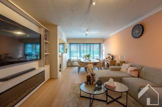 <p><span>Ligging:</span></p><p><span>Het betreft een gelijkvloers appartement met tuin, een bijkomend terras achteraan en een afzonderlijke garagebox. Gelegen in een rustige en residentiële woonwijk met een goede bereikbaarheid. Voorzieningen als openbaar vervoer, scholen, winkels, parken, enz... liggen allemaal in de directe nabijheid. Vanuit Hoevenen, gelegen tussen Kapellen en Stabroek, een goede verbinding richting NL en Antwerpen met zijn historisch centrum en de Haven.</span></p><p><span> </span></p><p><span>Indeling:</span></p><p><span>We betreden het recent gerenoveerde appartement via de inkomhal met toegang de leefruimte met open keuken. Deze gezellige leefruimte is voorzien van een aangename parketvloer, natuurlijke lichtinval en opgedeeld in een eetruimte en een zithoek met volledig ingebouwd meubel. De keuken is volledig uitgerust met al het hedendaags comfort. Centraal is er een apart toilet en een handige wasplaats/berging met aansluitingen voor wasmachine en droogkast. De badkamer bestaat uit een moderne inloopdouche en een tijdloos badkamermeubel. Achteraan zijn er 2 ruime slaapkamers waarvan de kleinste in gebruik is als dressing en de grootste beschikt over toegang tot het terras en de garageboxen. </span></p><p><span> </span></p><p><span>Extra's:</span></p><p><span>- EPC label C - geen renovatieverplichting (verbeteringen nadien nog aangebracht)</span></p><p><span>- Elektriciteit conform AREI</span></p><p><span>- Asbestveilig</span></p><p><span>- Gelijkvloers met tuin en terras</span></p><p><span>- Garagebox inbegrepen</span></p><p><span>- Rolluiken</span></p><p><span>- Gemeenschappelijke kosten 250 euro/mnd</span></p><p><span>inbegrepen: verwarming, water, syndicus, blokpolis, ...</span></p><p><span>- Recent gerenoveerd en instapklaar</span></p><p><span>- Geen maatregelen in het Vlaams Handhavingsplatform</span></p><p><span> </span></p><p><span>Zie jij je hier al wonen of toch eerder op zoek naar een investering op een goede locatie? We begeleiden jullie graag tijdens een bezoek aan dit instapklaar, gerenoveerd en duurzaam appartement.</span></p><p><span>Ook voor een waardebepaling van je eigen woning kan je bij ons terecht.</span></p><p><span> </span></p><p><span>Contacteer Immo Matrix-Kolum voor meer info en plan uw bezoek.</span></p><p><span> </span></p>