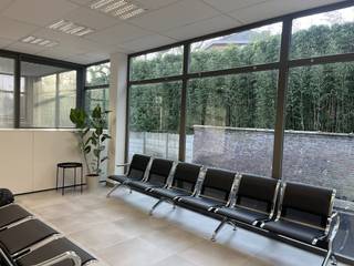 Ces espaces de pratique rénovés à louer sont situés dans un centre médical d'Audenarde, près de la N60.Les salles de pratique sont adaptées...