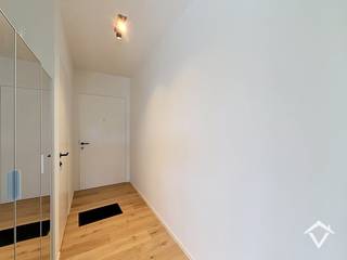 Dit prachtige penthouse appartement is gelegen in één groene omgeving, dit in een oase van rust en biedt een luxueuze en comfortabele woonomgeving. Het appartement beschikt over een ruime, gemeenschappelijke tuin en een royaal terras waar u kunt genieten van de buitenlucht en het prachtige uitzicht op de omgeving.<br /><br />De indeling is als volgt: afgesloten residentie met toegangspoort - oprit - gemeenschappelijke inkomhal met lift en trap - inkomhal - apart toilet - lichtrijke leefruimte - uitgeruste keuken met eiland - toegang tot ruim, zonnig terras (met avondzon) - nachthal - twee volwaardige slaapkamers - badkamer met douche en toilet - (technische) wasberging. Op de -1 verdieping is er nog een privatieve parkeerplaats inbegrepen in de huurprijs alsook een aparte berging. Nog kan men gebruik maken van de gemeenschappelijke fietsenberging. <br /><br />Troeven:<br />- Vloerverwarming<br />- Rustige, deftige omgeving<br />- Afgesloten, groen domein in oase van rust. <br />- EPC-label A: vloerverwarming, hoogrendementsglas etc. <br /><br />Dit penthouse appartement in Roeselare biedt een perfecte combinatie van luxe, comfort en moderne voorzieningen. Of u nu wilt ontspannen in de gemeenschappelijke tuin, genieten van het uitzicht vanaf het terras of gewoon wilt genieten van de ruime en lichte kamers, dit appartement heeft alles wat u nodig heeft voor een aangename woonervaring.<br /><br />Vrij vanaf 1/01/2027. Huurprijs: € 975 per maand + € 75 syndicuskosten. <br /><br />Contacteer ons gerust voor meer info!