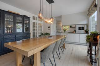 Prachtig en luxueus afgewerkte woning met een bewoonbare oppervlakte van 302 m², met zes slaapkamers, 3 badkamers en prachtige tuin met zwembad en...