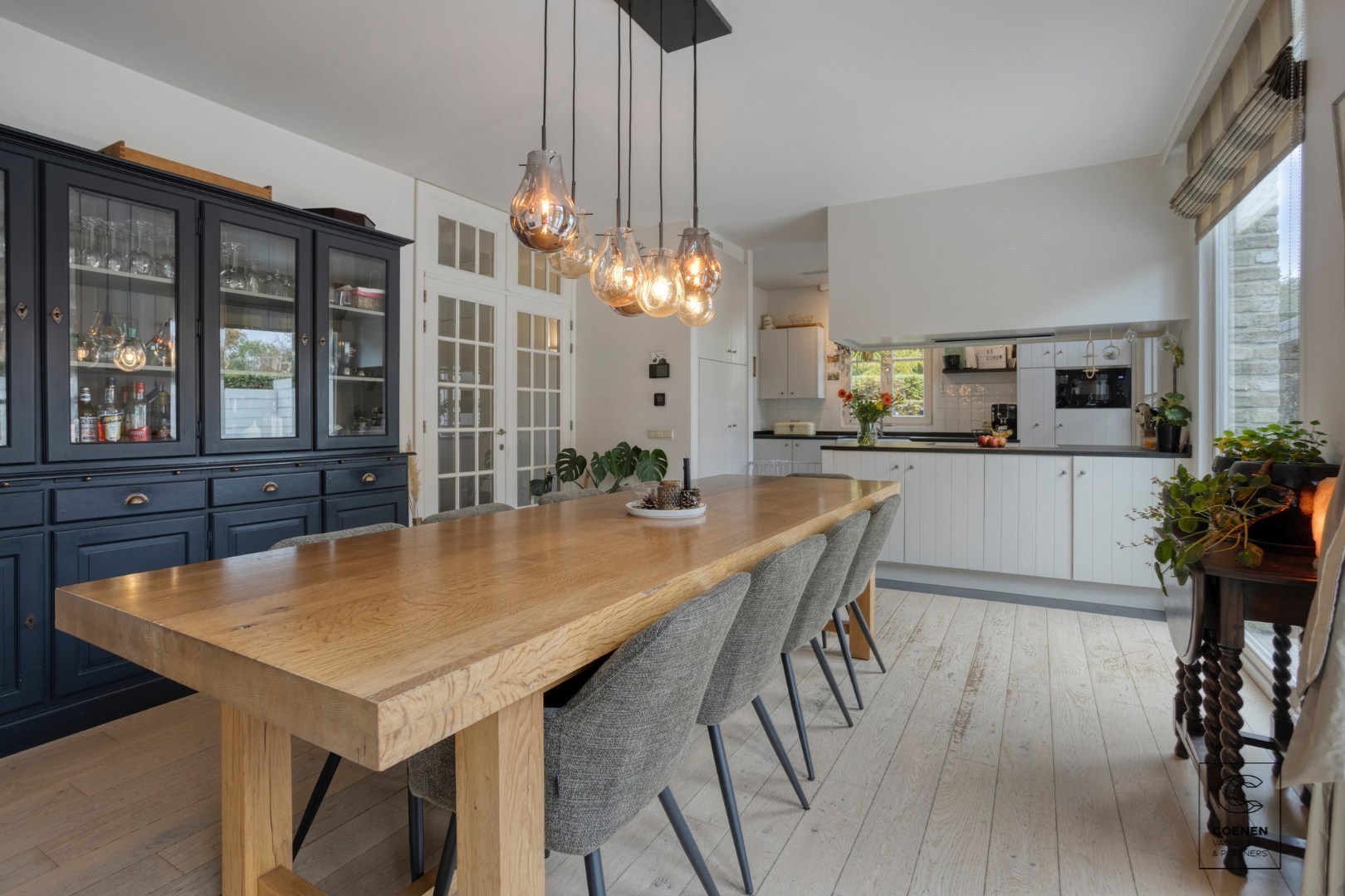 Prachtige woning met een bew. opp. van 302 m², 6 slpk, 3 bk en prachtige tuin met zwembad - foto 3