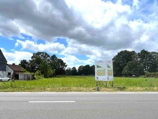 <p>Een perceel bouwgrond voor open bebouwing en gelegen op 8a 70ca met een straatbreedte van 17,30m en mooi zicht op achterliggende weilanden. Het perceel is gelegen in woongebied met landelijk karakter, en achteraan in agrarisch gebied.</p><p>Deze bouwgrond is gelegen in een recente goedgekeurde verkaveling (van 3 loten).</p>