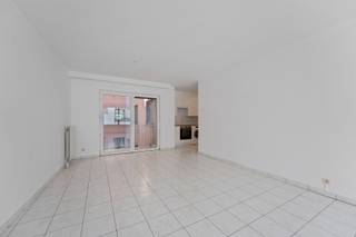 In een rustige zijstraat van de Zeedijk vindt u dit energiezuinig appartement in een verzorgd en standingvol gebouw.<br />Indeling: inkomhal, aangename leefruimte met veel lichtinval en toegang tot het terras, ingerichte keuken, vernieuwde badkamer, slaapkamer met ingemaakte kasten.<br /><br />Gemeenschappelijke fietsenstalling, individuele berging en vuilnislokaal. <br /><br />De syndicuskosten bedragen € 65 per maand. <br /><br />Bezoeken? Graag na afspraak met Avantimmo op het nummer 050 62 50 55