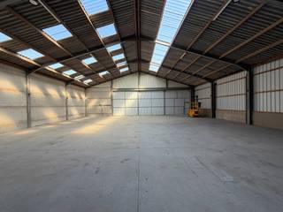 Loods van 18m breed op 19,5m diep voor opslag te huur.Hoogte poort 4,18 meter.Voorzien van verlichting.Onmiddellijk vrij...