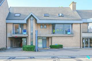 Ontdek dit luxueus duplex appartement met 3 ruime slaapkamers gelegen in Desselgem. Het appartement heeft een bewoonbare oppervlakte van maar liefst 322m² (volgens EPC-attest) en is uitstekend gelegen nabij het centrum van Waregem. Ideaal als opbrengsteigendom doordat dit duplexappartement perfect kan opgesplitst worden als 2 afzonderlijke appartementen. Indeling: VERDIEPING 1: Inkomhal met apart toilet en wasplaats, lichtrijke leefruimte (parketvloer), volledig geïnstalleerde keuken in natuursteen (2018) met o.a een vaatwasmachine, combi-oven, inductiekookplaat met bijhorende dampkap etc., berging/wasplaats, ruime slaapkamer met inmaakkasten en vernieuwde badkamer (2018) met een ruime inloopdouche en dubbele wastafel. Achteraan heeft u toegang tot het ruime privéterras. VERDIEPING 2: Inkomhal met apart toilet, ruime leefruimte met bijhorende keuken, berging/wasplaats, badkamer voorzien van een ligbad en wastafel, 2 ruime slaapkamers en een geïsoleerde zolderruimte die kan dienen als extra polyvalente ruimte. Verder beschikt dit appartement nog over een garage en 2 individuele autostaanplaatsen. <em>Open bezoekmoment op zaterdag 14 september vanaf 10u. </em>Reservatie maken via 056 98 03 03.