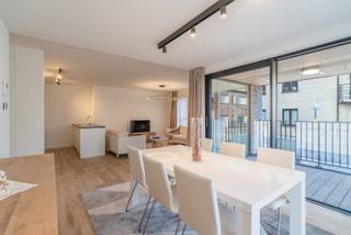 Ontdek deze 7 prachtig afgewerkte nieuwbouwappartementen op een toplocatie in het centrum van Avelgem. Elk appartement is instapklaar en afgewerkt met hoogwaardige materialen, zodat u geniet van maximaal wooncomfort. Deze moderne wooneenheden zijn uitgerust met de nieuwste technologieën, waaronder vloerverwarming voor optimaal comfort, een energiezuinige warmtepomp, een ventilatiesysteem D voor een gezond binnenklimaat en zonnepanelen voor een duurzame toekomst.<br /><br />Dankzij hun ligging en afwerking zijn deze appartementen niet alleen ideaal om zelf in te wonen, maar ook bijzonder interessant als investering. Met een indicatief rendement van 10,14%* bieden ze een uitstekende opportuniteit voor wie op zoek is naar een waardevaste en zorgeloze belegging. (*afhankelijk van uw persoonlijke situatie)<br />Wij nemen graag de tijd om u individueel advies te geven, zodat u precies weet welke mogelijkheden deze investering u kan bieden.<br /><br />Wonen in stijl én energiezuinig, of investeren met een aantrekkelijk rendement? Mis deze unieke kans niet en contacteer ons vandaag nog voor meer informatie of een bezoek.