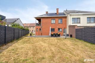 <p>Op wandelafstand van het gezellige centrum van Steenokkerzeel met alle winkels, restaurantjes, cafeetjes en wekelijkse zondagsmarkt in de buurt. Deze instapklare woning bestaat uit inkomhal/trapzaal in marmer, gastentoilet, ingerichte keuken, woonkamer en het voormalig kapsalon dat perfect kan omgevormd worden tot een ruime garage of een gezellige tweede woonkamer / polyvalente ruimte. Op de eerste verdieping nachthal met toegang naar het terras, 3 slaapkamers en een bureau. Badkamer met ligbad, badkamermeubel en toilet. Opbergkelder en zolder met uitbreidingsmogelijkheden. Leuk gezellig terras, tuin met tuinhuis en 3 parkeerplaatsen voor de deur, dus ook ideaal voor wie zelfstandige activiteit wil starten zoals kapsalon, schoonheidssalon, trimsalon, … (INFO) Asbest dak te vervangen tegen 2034. De woning is uitgerust met 17 zonnepanelen, een waterverzachter. CONFORME ELEKTRICITEITSINSTALLATIE. LAGE EPC score 134 label B. Openbaar vervoer op 230 m, school op 650 m. Nabij belangrijke invalswegen en autosnelwegen.</p>