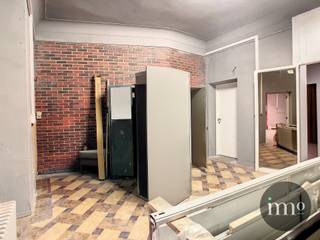 <br />Deze unieke garage biedt een uitstekende gelegenheid voor zowel investeerders als ondernemers. De garage is ideaal gelegen voor het drijven van handel en biedt verschillende faciliteiten die het een veelzijdige en aantrekkelijke eigendom maken.<br /><br />Kenmerken van de garage:<br /><br />Ruime kelder/stockruimte: Perfect voor opslag van materialen, voorraden of apparatuur.<br />Bureelruimtes: Voorzien van meerdere kantoren, wat het beheer en de administratie van uw bedrijf vergemakkelijkt.<br />Sanitair: Volledig uitgerust met sanitaire voorzieningen voor het comfort van uw personeel en klanten.<br />Momenteel verhuurd: De garage is momenteel verhuurd aan een garagist, wat betekent dat er al een betrouwbare huurder aanwezig is die zorgt voor een directe inkomstenstroom.<br />Locatie:<br />De garage is strategisch gelegen, wat het ideaal maakt voor commerciële activiteiten. De uitstekende bereikbaarheid en zichtbaarheid zorgen ervoor dat uw bedrijf gemakkelijk te vinden is voor klanten en leveranciers.<br /><br />Voor meer informatie:<br />Bent u geïnteresseerd in deze geweldige kans? Neem dan contact op met IMMO STORE voor meer informatie of om een bezichtiging te plannen. Dit is een unieke kans om een goed uitgeruste garage op een toplocatie te bezitten!02/203.03.03