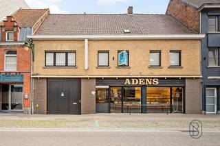 <h3>À vendre : bien commercial polyvalent avec habitation séparée dans un emplacement de premier choix à Deerlijk !</h3><p>Cet immeuble multifonctionnel (actuellement exploité comme boulangerie) bénéficie d’un emplacement exceptionnel dans <strong>la rue commerçante principale de Deerlijk</strong>, offrant une excellente visibilité et un accès aisé. À proximité immédiate, vous trouverez de nombreux commerces, écoles, établissements horeca, transports en commun et grands axes routiers.</p><h3>Composition :</h3><p>Le bien combine un espace commercial (atelier avec surface de vente) et une habitation entièrement indépendante, ce qui en fait une opportunité idéale pour les indépendants, professions libérales ou investisseurs.</p><p>L’espace commercial comprend un atelier, une cuisine séparée, des toilettes supplémentaires, un espace de stockage ainsi qu’un garage intérieur pouvant accueillir deux voitures.</p><p>L’habitation dispose de sa propre entrée et comprend un vaste séjour avec vue sur le patio, offrant une agréable luminosité naturelle. Au premier étage se trouvent un hall de nuit, 4 chambres spacieuses, une salle de bains rénovée et un espace bureau séparé. Un escalier fixe mène au vaste grenier, qui offre de nombreuses possibilités d’aménagement supplémentaires.</p><p>À l’arrière du bâtiment, une grande extension permet d’augmenter la surface destinée à une activité commerciale. Le jardin avec abri de jardin peut éventuellement être aménagé en places de parking supplémentaires.</p><h3>Atouts :</h3><ul><li>emplacement commercial de premier ordre avec excellente visibilité</li><li>combinaison idéale entre habitation et activité professionnelle</li><li>accès indépendant à l’habitation</li><li>garage intérieur pour 2 voitures</li><li>4 chambres et un bureau</li><li>nombreuses possibilités d’extension grâce au grenier et à l’annexe</li><li>jardin avec potentiel pour des places de parking supplémentaires</li><li>disponible immédiatement</li></ul><h3>Pour qui est-ce idéal ?</h3><p>Idéal pour les indépendants, professions libérales ou entrepreneurs souhaitant combiner habitation et activité professionnelle sur un même site. Également intéressant comme investissement grâce à sa configuration polyvalente et à son excellente situation commerciale.</p><p><strong>À vendre par Immo Beguin, votre expert immobilier depuis 2009, avec des bureaux à Renaix, Waregem, Courtrai, Deinze, Tournai et Lessines.</strong></p><p>Visites sur rendez-vous via : <strong>charlotte@immobeguin.be</strong></p>