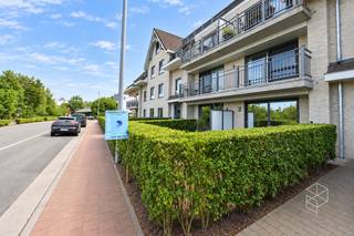 Ruim gelijkvloers appartement met 2 slaapkamers, voor- en achtertuin met terras en POORTJE naar autostaanplaats.<br />Ontdek dit ruime en lichtrijke gelijkvloerse appartement in de stijlvolle residentie “Waterfront”, gebouwd in 2017.<br />Het appartement geniet van een rustige ligging met uitzicht op het kanaal Brugge-Gent. De groene, landelijke omgeving nodigt uit tot wandelen en fietsen, terwijl het centrum, de belangrijkste invalswegen en de autosnelweg vlot bereikbaar zijn. Zo combineert u hier rust en natuur met een uitstekende bereikbaarheid.<br />Dankzij de grote raampartijen geniet het appartement van een overvloed aan natuurlijk licht. Zowel voor- als achteraan beschikt u over een eigen tuin. De zuidgerichte achtertuin met terras is de ideale plek om in alle rust van de zon te genieten. Bovendien is deze aangelegd met kunstgras, waardoor ze bijzonder onderhoudsvriendelijk is.<br />Een comfortabel en recent appartement voor wie op zoek is naar ruimte, licht, groen en een rustige ligging zonder in te boeten aan bereikbaarheid.<br /><br /><strong>Indeling:</strong>
<ul>
<li>Inkomhal met vestiairekast en toilet</li>
<li>Moderne douchekamer met inloopdouche en lavabomeubel</li>
<li>2 volwaardige slaapkamers</li>
<li>Lichtrijke woonkamer die volledig doorloopt van het ene terras vooraan tot de ingerichte open keuken met kookeiland, die uitgeeft op de tuin met terras achteraan het gebouw</li>
<li>Naast de keuken is er een berging met aansluiting voor wasmachine</li>
<li>De voor-én achtertuin met terras brengen het buitenleven tot zijn maximum</li>
<li>De 2 private bergings in de kelderverdieping zorgt voor extra bergruimte</li>
<li>Autostaanplaats achteraan het gebouw: vraagprijs :15.000 EURO</li>
</ul>
<div>
<div>
<div>
<div>
<div>
<div>
<div>
<div>Contacteer PERSPECTIEF VASTGOED – 7 op 7 bereikbaar – voor meer informatie of een bezoek.<br />Bel 050/550.750 of mail naar info@perspectiefvastgoed.be.</div>
</div>
</div>
</div>
</div>
</div>
</div>
</div>
<div> </div>