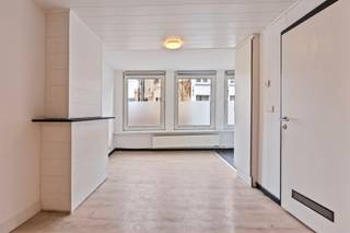 <p><strong>Dit lichtrijke appartement, gelegen in een kleinschalig gebouw met vier verdiepingen, biedt een unieke kans voor zowel eigen bewoning als investering (lange termijn verhuur of toeristische verhuur). Het is instapklaar, terwijl het nog steeds mogelijkheden biedt om verder te personaliseren.<br /><br /></strong><strong>Indeling:</strong><br />Bij binnenkomst betreedt u de lichtrijke woonkamer met een laminaatvloer en een open keuken, uitgerust met een combi-oven, keramische kookplaat, dampkap, koelkast en inox spoelbak. Verder is er de badkamer met een wastafelmeubel, douche in bad en toilet. De eerste slaapkamer biedt doorgang naar de tweede slaapkamer, ideaal als kinderkamer, bureau of dressing. Beide kamers hebben zicht op de Kathedraal.<br /><br /><strong>Bijzonderheden:</strong><br />Toplocatie in het historisch centrum van Antwerpen.<br />Instapklaar.<br />Interessant voor eigen bewoning of verhuur.<br /><br /><strong>Ligging:</strong><br />Gelegen in de charmante oude stad, op slechts 200 meter wandelafstand van de Grote Markt en de Groenplaats. Dankzij deze centrale ligging geniet u van alle voorzieningen, gezellige horeca en uitstekende mobiliteit.</p>