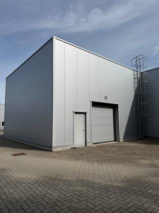 <span><strong><span>BEDRIJFSHAL (HAL O) VOOR OPSLAG VAN 100M² CENTRAAL GELEGEN TE OPGLABBEEK.</span></strong><br /><br /><span>Deze bedrijfsunit is gelegen op het industrieterrein te Opglabbeek.</span><br /><br /><span><strong>KENMERKEN</strong><br />- Instapklaar</span><br /><span>- 2 segmentpoorten (1 sectionale poorten)</span><br /><span>- Betonvloer</span><br /><span>- Lichtstraat</span><br /><span>- Rookluik<br />- Parking<br /></span><br /><strong><span>EXTRA INFORMATIE</span></strong><br /><span>- <span>Verplicht minstens 50% opslag!</span><br />- Geen gemeenschappelijke kosten.</span><br /><span>- Verhuur onder het BTW-stelsel, vermelde huurprijs te verhogen met 21% BTW.</span><br /><span>- Aanvaarding huurder steeds in overleg met verhuurder.<br />- Verbruik nutsvoorzieningen ten laste van huurder. </span><br /><br /><br /><span>Bekijkt u deze advertentie via een aanverwante vastgoedsite, surf dan zeker naar onze website www.N78vastgoed.be voor een uitgebreide beschrijving en plannen. Meer info:<strong> +32 (0)89 86 18 88</strong> of <strong>info@N78vastgoed.be.</strong></span></span>