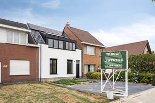 Gerenoveerde woning gelegen met drie slaapkamers en een ruime tuin.Indeling:Gelijkvloers: U betreedt de woning via de ruime inkomhal. Hier bevinden...