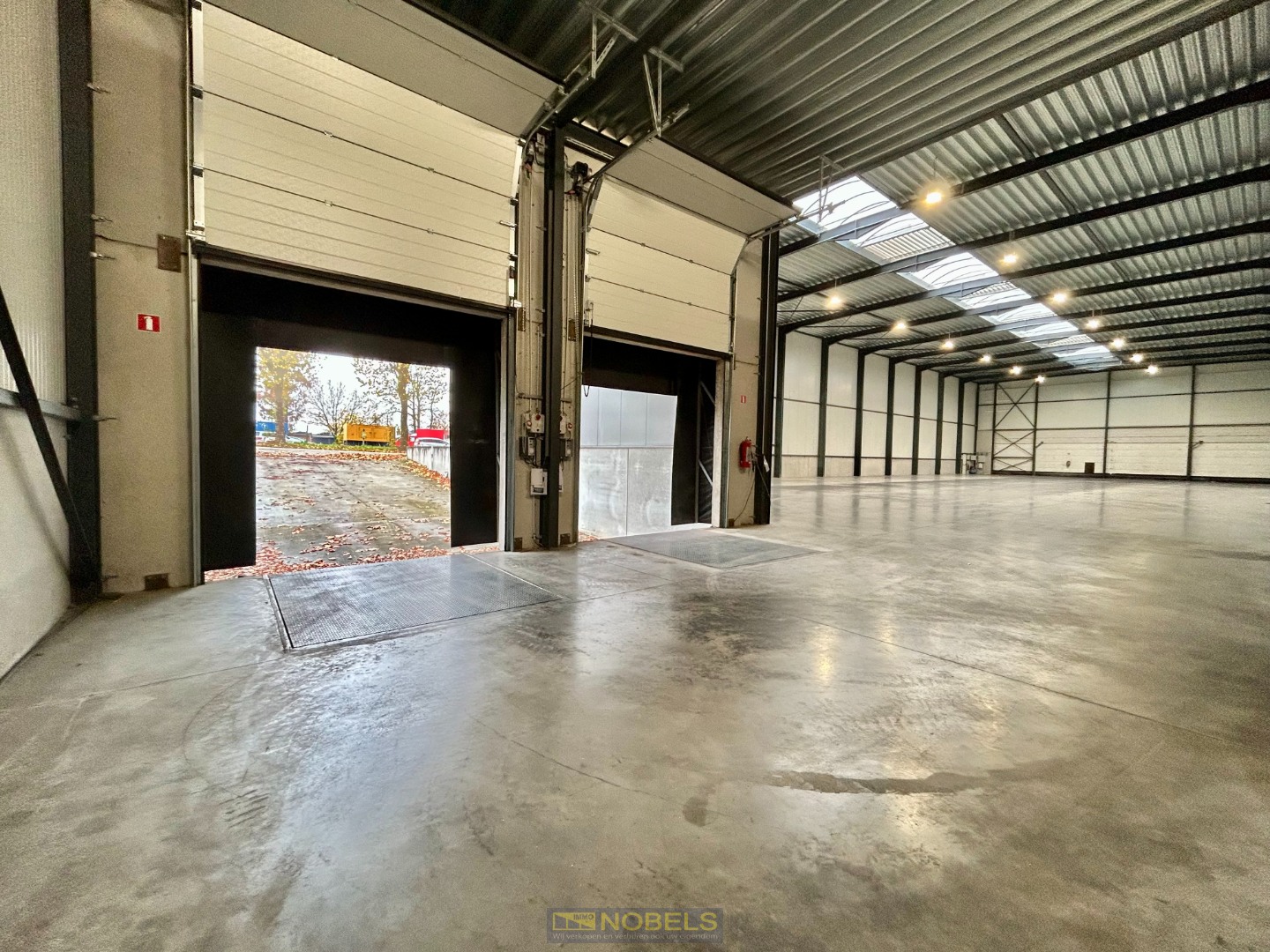 Te huur ruim, industrieel magazijn met laadkades gelegen in industriezone Ronse - foto 4