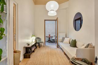 <p>In de Anselmostraat ontdekt u een volledig gerenoveerd huis waar authenticiteit en comfort elkaar vinden. De hoge plafonds en de authentieke parketvloeren geven de ruimtes meteen karakter, terwijl de overvloedige lichtinval voor een open en aangename sfeer zorgt. Achteraan beschikt u over een gezellige buitenruimte, ideaal voor een koffiepauze, een barbecue met vrienden of een klein stadstuintje. Dit maakt de woning bijzonder geschikt voor jonge gezinnen die in de stad willen wonen zonder in te boeten aan ruimte en comfort.</p>
<p>Indeling:</p>
<ul>
<li>Gelijkvloers: inkomhal, volledig uitgeruste keuken met eetgedeelte, aansluitend een gezellige leefruimte met toegang tot de koer</li>
<li>Eerste verdieping: slaapkamer, badkamer met douche en wastafel</li>
<li>Tweede verdieping: ruime slaapkamer met geïntegreerde werkhoek en aparte badkamer</li>
<li>Derde verdieping: slaapkamer met werkplek en lavabo</li>
<li>Op de eerste en de tweede verdieping bevindt zich telkens een apart toilet.</li>
<li>Kelder: ruime bergruimte</li>
</ul>
<p>Bijzonderheden:</p>
<ul>
<li>Goede EPC-score</li>
<li>Asbestvrij attest aanwezig</li>
<li>Elektriciteit conform</li>
<li>Bijzonder geschikt voor jonge gezinnen</li>
</ul>