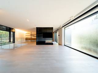 Ideally located near the Prince d'Orange and bordering the Sonian Forest, this duplex apartment offers a gross floor area of ± 243 m² (EPC) and...