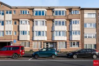 <p>We treffen dit ruime en mooie appartement (drie slaapkamers) op de gelijkvloerse verdieping van een correct onderhouden gebouw uit 1991. Het appartement beschikt over een eigen inkom vanaf de straat. Delhaize, Lidl, scholen en het park van Boom bevinden zich op wandelafstand. Indeling: Ruime woonkamer, eetkamer, volledig uitgeruste keuken met aansluitend een eerste berging met aansluitingen voor was- en droogautomaat. Op de nachthal een héél mooie badkamer met inloopdouche en dubbele lavabo, apart toilet, tweede berging (dressing), ingemaakte kasten. Er zijn drie royale slaapkamers aan de achterzijde.</p>
<p>Plannen en documentatie te vinden op www.reds.be. Voor meer informatie of een bezichtiging, neem gerust contact op met Daniël via mail (daniel@reds.be) of telefoon (0475.25.30.64).</p>