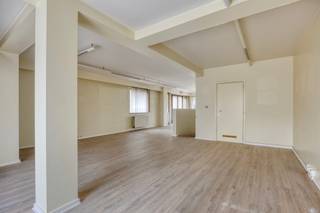 Deze kantoor-, handelsruimte van ca. 100 m² is gelegen in de Peter Benoitstraat. De Peter Benoitstraat bevindt zich in een rustige woonwijk binnen de stad Hasselt. De straat ligt op een relatief korte afstand van het centrum, waardoor voorzieningen zoals winkels, scholen en openbaar vervoer goed bereikbaar zijn. Dankzij de ligging nabij belangrijke invalswegen is de verbinding met andere stadsdelen en omliggende gemeenten vlot.<br /><br />De kantoorruimte is een open ruimte met grote raampartijen die ev. ingedeeld kan worden in verschillende compartimenten. Er is een apart toilet aanwezig. De kantoorruimte heeft een aparte toegang en een rechtstreekse trap naar een privatieve kelderruimte van ca. 22 m².<br /><br />De pluspunten op een rij:<br />+ Rustige ligging nabij invalswegen en het centrum<br />+ Kelder van 22 m² (is inbegrepen in de bewoonbare oppervlakte)<br /><br />Wenst u graag een zaak te starten maar bent u nog op zoek naar een commercieel pand of een kantoorruimte? Kom dan zeker een kijkje nemen! Contacteer Stephanie Odeurs op het nummer 0474-73 64 84 of via email stephanie@vestio.com.