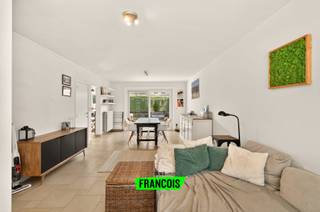 Deze zorgvuldig onderhouden en volledig instapklare woning is gelegen op een zeer gunstige locatie te Bredene. De omgeving is zeer rustig en toch heeft u al het nodige binnen handbereik. <br /><br />De woning heeft een ruim en open aanvoelen, wat sterk tot uiting komt in de lichtrijke leefkamer. U heeft hier een apart eet-en leefgedeelte, met aansluitend de volledig uitgeruste keuken met extra ontbijthoek. <br /><br />Het pand biedt drie volwaardige slaapkamers. De badkamer is uitgerust met een grote inloopdouche, dubbele lavabo en tevens is er aansluiting voor een wasmachine. <br /><br />De woning beschikt over een ruim terras. Deze is fraai aangelegd en volledig omheind waardoor het een gezellige, zonnige plek om te vertoeven is - met de nodige privacy. <br /><br />Dankzij de oprit en inpandige garage heeft u steeds de nodige ruimte voor uw wagen(s).<br /><br />Tot slot is er nog een ruime zolder die talrijke doeleinden kan dienen. <br /><br />Bent u op zoek naar een volledig instapklare woning op een toplocatie te Bredene? Aarzel dan niet en neem contact op voor meer info of een afspraak! <br /><br />