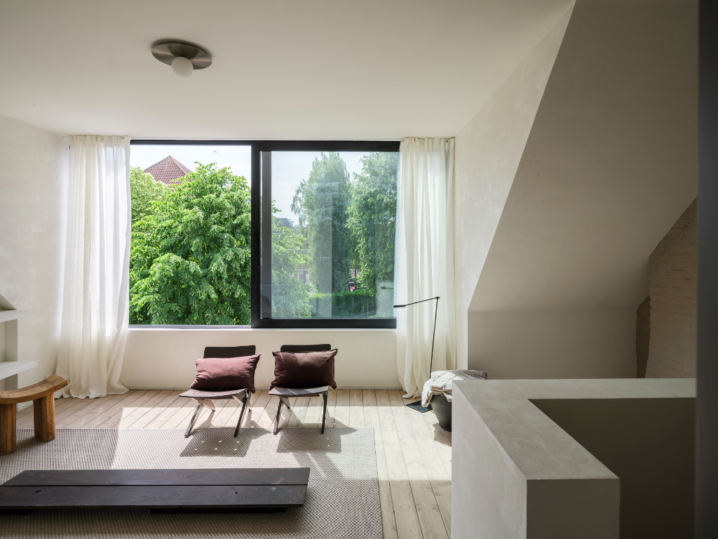 Uniek handelshuis met centrale ligging, bestaande uit een polyvalente kantoorruimte en een bovengelegen duplexappartement. - foto 4