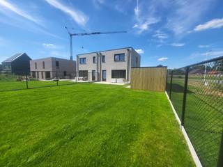 <p>In het centrum van Wijchmaal, in de nieuwe verkaveling Kapelhoef, bieden wij <strong>vijf halfopen, energieneutrale ééngezinswoningen </strong>aan in de Haverstraat en Roggestraat. Deze moderne woningen zijn ideaal gelegen: op minder dan vijf minuten bereik je met de auto de Noord-Zuidverbinding, een buurtwinkel bevindt zich op slechts 700 meter en de basisschool ligt op wandelafstand, op minder dan één kilometer.<br /><strong><br /><span>Woning Roggestraat 1 (Lot 17)</span></strong></p>
-Bewoonbare oppervlakte: 126m²;<br />-Perceeloppervlakte: 3a66ca;<br />-Een ruime doorzonleefruimte met open keuken;<br />-Een praktische berging;<br />-3 slaapkamers, waarvan één met dressing en een wasplaats;<br />-Volledig uitgeruste badkamer;<br />-Oostgerichte tuin;<br />-Vrijstaande carport met aanpalende tuinberging.<br />
<p><br />De woningen worden volledig afgewerkt opgeleverd. De materiaalkeuzes werden gemaakt. Je hoeft alleen nog maar je meubels te verhuizen. <span>Dankzij het gunstig E-peil is er 5 jaar vrijstelling op het kadastraal inkomen.</span><br /><br /><strong>Bouwen aan de toekomst<br /></strong>De woningen zijn ontworpen met oog voor duurzaamheid en energie-efficiëntie. Ze behalen een <strong>maximaal E-peil van E10</strong>. Verwarmen gebeurt via een <strong>lucht/water-warmtepomp</strong> in combinatie met vloerverwarming die ook actieve koeling mogelijk maakt. <strong>Zonnepanelen </strong>zijn standaard voorzien, wat bijdraagt aan het lage energieverbruik en het wooncomfort.</p>
<p>Ook buiten wordt er aan alles gedacht. In elke achtertuin wordt een hoogstammige inheemse boom aangeplant en het gazon wordt ingezaaid. De percelen worden gedeeltelijk afgesloten met een draadafsluiting van 1,80 meter hoog, zodat privacy en veiligheid gegarandeerd zijn.<br /><br />De vermelde prijs is exclusief btw en notariskosten. Wil jij graag rustig wonen in een energiezuinige nieuwbouwwoning op een centrale, gezinsvriendelijke locatie? Dan vertellen we je graag meer over dit project en de mogelijkheden. <br /><br />Wij ontzorgen je ook voor de <strong>verkoop </strong>van je <strong>huidige woning</strong>. Contacteer ons op 011 39 90 50 of info@jansenrealestate.be voor bijkomende informatie.</p>