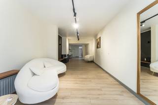 <p>Te koop: karaktervolle gesloten opbrengsteigendom</p>
<p> </p>
<p>Deze woning bestaande uit 3 instapklare appartementen met een residentiële sfeer gecombineerd met een centrale ligging. Dankzij de energie zuinige EPC- labels bieden deze appartementen comfort met lagere kosten. de woning bevat vijf slaapkamers en drie badkamers die ruimte voor meerdere gezinnen of een combinatie van wonen en verhuren biedt. <br /> </p>
<p>troeven:<br />- residentiële sfeer<br />- 2x twee slaapkamer appartementen<br />- 1 studio die momenteel verhuurd is<br />- instapklaar<br />- geschikt voor diverse woonvormen<br />- kelder<br />- energiezuinig</p>
<p> </p>
<p>Neem vandaag nog contact op met je ERA-makelaar voor een bezoek.<br />sylvie@eraservimo.be of +32 496 078 210</p>
<p> </p>
<p>JOUW DROOMOPBRENGSTEIGENDOM. ZO GEVONDEN!</p>