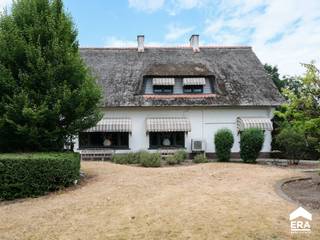 <p>Deze vrijstaande villa is bijzonder centraal gelegen in Overpelt en combineert een royale woonoppervlakte met verrassend veel privacy. Winkels, scholen, openbaar vervoer en andere dagelijkse voorzieningen bevinden zich op korte afstand, terwijl de volledig omheinde en groen aangelegde tuin voor een rustige en private omgeving zorgt.</p>
<p>Binnen beschikt de woning over een ruime woonkamer met eetgedeelte, een volledig uitgeruste keuken, drie ruime slaapkamers en twee badkamers. Daarnaast is er doorheen de woning extra opslagruimte aanwezig, onder meer dankzij de bergruimte, garage en zolder.</p>
<p>Ook buiten heeft deze woning heel wat te bieden. De volledig omheinde tuin geniet dankzij het aanwezige groen van veel privacy. </p>
<p>De landelijke uitstraling van de woning wordt mee bepaald door het strodak, dat jaarlijks werd onderhouden.</p>
<p><strong>Enkele troeven:</strong></p>
<ul><li>3 ruime slaapkamers</li><li>2 badkamers</li><li>Ruime woonkamer en eetkamer</li><li>Veel praktische opslagruimte doorheen de woning</li><li>Volledig omheinde tuin met veel privacy</li><li>Jaarlijks onderhouden strodak</li><li>Zeer centrale ligging nabij alle dagelijkse voorzieningen</li><li>Geen renovatieverplichting</li></ul>
<p>Een ruime woning voor wie centraal wil wonen en tegelijk belang hecht aan privacy, praktische leefruimte en een aangename tuin.<br /><br />Neem vandaag nog contact op met je ERA-makelaar voor een bezoek.</p>
<p>Indeling: zie bijlage</p>
<p>JOUW DROOMHUIS. ZO GEVONDEN!</p>