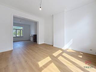 <p><strong>ETEERBEEK, wijk Montgomery, in een rustige straat - Ruime studio van ± 53 m² bestaande uit een grote leefruimte van ± 40 m², een ingerichte keuken, een badkamer en een balkon. Diversen: gasverwarming, intercom, dubbele beglazing, geen lift. Raming van de kosten: 100 €/maand voor verwarming, water &amp; gemeenschappelijke ruimten. EPC: E+ 46 kg CO₂/m²/jaar. </strong><br /><br /><u>Op de 1e verdieping:</u></p>
<ul>
<ul>
<li>Woonruimte van ± 45 m²</li>
<li>Ingerichte keuken (spoelbak, inductiekookplaten, koelkast/vriezer, afzuigkap en oven)</li>
<li>Badkamer met toilet, dubbele wastafel en ruimte voor wasmachine en droger</li>
</ul>
</ul>
<ul>
<ul></ul>
</ul>
<ul>
<ul></ul>
</ul>
<p>Geen kelder<br /><br /></p>