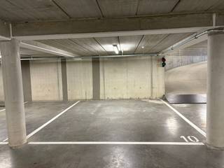 Deze ruime ondergrondse autostaanplaats voor mindervaliden (4,13 x 5,15 m) bevindt zich in een prachtige residentie in het hart van Balen...