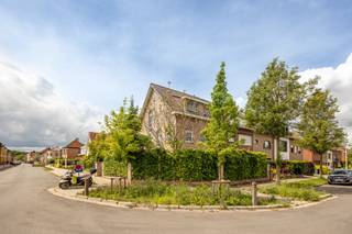 In de Henri Dunantstraat 26 te Edegem vinden we deze aangename woning met garage en tuin terug. Het gebouw werd opgericht in 1998 en beschikt over een totale bewoonbare oppervlakte van 202 m². Momenteel is de woning ingericht als tweewoonst.<br /><br />De woning biedt daarnaast heel wat praktische extra’s. Zo is er een oprit aanwezig, gevolgd door een garage met bijkomende stockageruimte. Vooraan bevindt zich bovendien een tuin, wat een extra troef vormt binnen dit type eigendom.<br /><br />De ligging in Edegem is bijzonder gunstig, met winkels, scholen, openbaar vervoer en verbindingswegen in de nabije omgeving. Dankzij deze centrale en vlot bereikbare locatie is deze eigendom interessant voor wie op zoek is naar een investering of hier zelf wil komen wonen.<br /><br />Troeven:<br />- Bouwjaar 1998<br />- 202 m² bewoonbare oppervlakte<br />- Oprit en garage<br />- Extra stockageruimte<br />- Tuin aanwezig<br />- Zeer goede ligging<br />- Ingericht als tweewoonst<br /><br />Graag een bezoek ingepland of meer info gewenst? Contacteer ons via jarno@groepvanhaute.be of 0492 83 88 19.