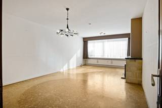 <strong>Lichtrijk appartement op centrale locatie</strong><br /><br />Ruim appartement van <strong>ca. 108 m²</strong> met terras op het westen en <strong>drie slaapkamers</strong> op de eerste verdieping. De ligging zorgt ervoor dat u gemakkelijk toegang heeft tot het openbaar vervoer, invalswegen, horeca, scholen en verschillende parken.<br /><br /><strong>Indeling</strong><br />- Brede inkomhal<br />- Slaapkamer 1<br />- Slaapkamer 2<br />- Slaapkamer 3<br />- Toilet<br />- Badkamer met douche en aansluiting voor was- en droogmachine<br />- Keuken<br />- Leefruimte<br /><br /><strong>Bijzonderheden</strong><br />- Mobiscore van <strong>8,8/10</strong><br />- <strong>EPC C</strong> met een score van 205 kWh/(m² jaar)<strong><br /></strong>- <strong>PVC schrijnwerk</strong> met dubbele beglazing<br />- Kelderberging<br />- GK zijn ca. 300,00 euro/maand (incl. syndicuskosten, water, voorschot verwarming, ...)<br />- <strong>Garagebox </strong>optioneel mee aan te kopen voor 25.000,00 euro