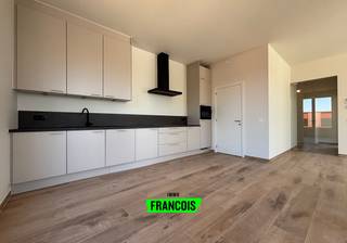 Bent u op zoek naar een stijlvolle en energiezuinige woonst waar comfort, ruimte en een uitstekende ligging samenkomen? Dan is deze nieuwe penthouse op de derde verdieping in Sint-Lievens-Houtem zeker een bezoek waard. Deze penthouse werd recent opgeleverd, is nog nooit bewoond geweest en biedt alle hedendaagse wooncomfort.<br /><br />Via de inkomhal komt u terecht in de penthouse, waar een afzonderlijk gastentoilet aanwezig is. De lichtrijke leefruimte met open keuken vormt het hart van de woning en geniet dankzij de grote raampartijen van een aangename lichtinval. Aansluitend bevindt zich het terras, waar u in alle rust kan genieten van de buitenlucht.<br /><br />De penthouse beschikt over twee slaapkamers. De tweede slaapkamer geeft rechtstreeks toegang tot de badkamer, wat zorgt voor extra comfort en een praktische indeling.<br /><br />Naast de woonruimte geniet u van heel wat bijkomende voorzieningen. Zo beschikt u over een privatieve berging op niveau -1, een gemeenschappelijke fietsenberging, een autostaanplaats bovengrond en een ondergrondse autostaanplaats inbegrepen in de huurprijs. Daarnaast is er ook voldoende parkeergelegenheid aanwezig buiten het gebouw.<br /><br />De residentie beschikt over een lift en in bepaalde ramen worden nog vliegenhorren voorzien, zodat ook de laatste afwerkingen volledig in orde worden gebracht.<br /><br />De gemeenschappelijke kosten bedragen 125 EUR/maand. De penthouse is onmiddellijk beschikbaar.<br /><br />Heeft u interesse in deze exclusieve en nog niet bewoonde penthouse? Dien dan eenvoudig uw online bezoekaanvraag in via de website. Wij nemen vervolgens contact met u op om een bezoekmoment in te plannen.<br /><br />