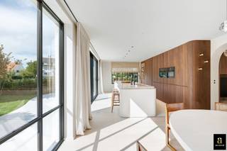 Exclusively for sale – Refined villa in Duinbergen<br /><br />Ideally located in the sought-after area of Duinbergen, just a short walk from the beach, this stylishly renovated villa combines character, elegance and contemporary comfort.<br /><br />The grand entrance hall with cloakroom and guest toilet leads into the bright living areas. A refined lounge with fireplace connects seamlessly to the dining room and the open-plan designer kitchen. Expansive windows bring in abundant natural light and create a direct connection to the garden.<br /><br />On the first floor, the master suite features a walk-in dressing and a luxurious bathroom, complemented by two additional bedrooms, each with built-in wardrobes and private shower room. The second floor is designed as an exceptional suite with freestanding bath, walk-in shower and separate toilet – a true private retreat.<br /><br />The basement level surprises with a stylish bar, a spacious laundry area and an integrated garage. Additional parking is available at the front of the property.<br /><br />The landscaped garden with multiple sun-drenched terraces offers a serene and private outdoor living experience.<br /><br />Equipped with a heat pump, home automation system, air conditioning and other modern technologies, this villa ensures ultimate comfort.<br /><br />EPC: 106 kWh/m² – UC: 3648068<br /><br />A rare opportunity on a prime location in Duinbergen, where every detail is perfectly executed.