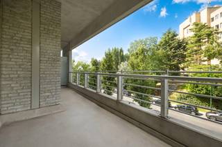 SINT-JAN-MOLENBEEK, wijk Machtens, in recent gebouw (2008), aangenaam appartement van ± 110 m² met terras van ± 17 m². Het is als volgt ingedeeld: inkomhal met vestiaire, woonkamer van ± 30 m², ingerichte Amerikaanse keuken, 2 slaapkamers (± 15 &amp; 11 m²) + bureau, badkamer, wasruimte en kelder (C-2/54). Binnenparking “P10” (+ 20.000 €) VERPLICHT. Vrij bij akte. Kosten: 175 €/maand (gemeenschappelijke kosten, syndicus, onderhoud, werken, verzekering). EPC: B-. Afmetingen ter indicatie.