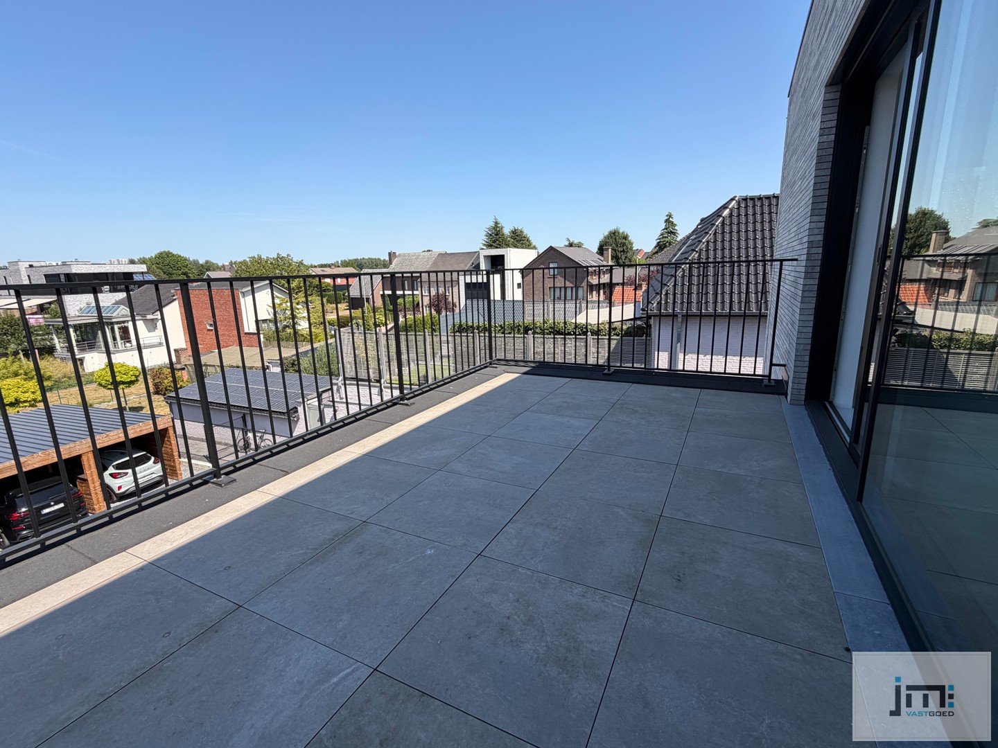 Recent appartement met 2 slaapkamers, carport en buitenberging - foto 4