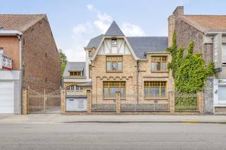 Cette maison de ville magnifiquement rénovée offre un charme authentique et un espace commercial et de bureau polyvalent combiné à une...