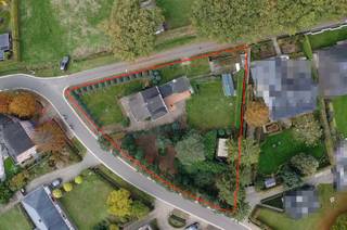 Te renoveren charmante woning met 3 slaapkamers op groot hoekperceel van circa 1.935 m². 

De woning bestaat gelijkvloers uit een inkomhal met rechte trap naar de bovenverdieping, de inkomhal geeft uit op een leefruimte met zit- en eethoek, achteraan is er een eenvoudige keuken met ontbijthoek en aanpalend een zomerkamer met zicht op de tuin. 

Achter de zomerkamer is er een wasruimte met toilet en lavabo, hier is ook de verwarmingsketel op stookolie geplaatst. 

De eerste verdieping bestaat uit een nachthal die uitgeeft op 3 ruime slaapkamers en een badkamer met wastafel en ligbad. 

De woning beschikt over een kleine kelder bereikbaar vanuit de keuken, onder de keldertrap is een elektrische boiler geplaatst.  

Stedenbouwkundige info en asbestattest zijn in aanvraag.

De woning is gelegen op wandel- en fietsafstand van het centrum van Tielen, winkels en openbaar vervoer (treinstation) en dit in een groene omgeving. 

Achteraan in de tuin staat een oud berghok/ garage.

Indien u meer informatie wenst of een plaatsbezoek, tel/ 014 71 50 08 of info@vastgoedpicavet.be
