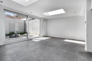<span><span><strong>Volledig gerenoveerde, ruime stadswoning met kantoor-, praktijk- of handelsruimte in het hart van Veurne</strong><br /><br />Ontdek deze uitzonderlijke en volledig in <strong>2025</strong> gerenoveerde gezinswoning met polyvalente kantoor-, praktijk- of handelsruimte, gelegen op een steenworp van de bruisende Grote Markt van Veurne. Een unieke opportuniteit voor wie <strong>wonen en werken </strong>wil combineren of op zoek is naar extra ruimte met tal van mogelijkheden.<br />Op het gelijkvloers bevindt zich de <strong>polyvalente kantoor-, praktijk- of handelsruimte met afzonderlijke ingang</strong>. De woning zelf beschikt over een ruime inkomhal met gastentoilet en een <strong>riante, lichtrijke leefruimte </strong>die naadloos overgaat in de schitterende, volledig uitgeruste open keuken. Aansluitend geniet u van een <strong>zonnige stadstuin</strong>.<br />De eerste verdieping omvat twee ruime slaapkamers en een grote derde kamer die perfect dienst kan doen als extra slaapkamer, bureau of polyvalente ruimte. Verder vindt u hier een eerste badkamer met inloopdouche en lavabo en een een afzonderlijk toilet.<br />Op de tweede verdieping bevindt zich de royale <strong>masterbedroom</strong> met een eigen luxueuze badkamer, voorzien van een dubbele lavabo, inloopdouche, ligbad en toilet.<br /><br />Dankzij de grondige renovatie in <strong>2025</strong> geniet u van alle<strong> hedendaagse comfort </strong>en de <strong>nieuwste technieken</strong>. De woning beschikt over een <strong>gunstig energielabel</strong>, een ventilatiesysteem, een nieuw en geïsoleerd dak, vernieuwde leidingen, een performante condensatieketel, is volledig asbestvrij en heeft een conforme elektrische installatie.</span></span><br /><br /><span><span>EPB in opmaak.</span></span><br /><br /><span><span><u>Enkele troeven:</u></span></span>
<ul>
	<li><span><span>Volledig en hoogwaardig gerenoveerd in 2025;</span></span></li>
	<li><span><span>Polyvalente kantoor-, praktijk- of handelsruimte met aparte toegang;</span></span></li>
	<li><span><span>Gunstig energielabel;</span></span></li>
	<li><span><span><strong>Vier ruime slaapkamers en twee badkamers</strong>;</span></span></li>
	<li><span><span>Prachtige, zeer ruime en lichtrijke leefruimte met open keuken;</span></span></li>
	<li><span><span>Zonnige stadstuin;</span></span></li>
	<li><span><span><strong>Instapklare woning op toplocatie nabij de Grote Markt van Veurne</strong>;</span></span></li>
	<li><span><span>Ideale combinatie van wonen en werken.</span></span></li>
</ul>
<br /><span><span>Is uw interesse gewekt? Wenst u graag meer info of een bezoek ter plaatse? Bel Diksimmo op het nummer <strong>051 50 11 51</strong> of mail naar diksmuide@diksimmo.be.</span></span>