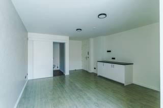 Vous recherchez une opportunité d'investissement ou un logement étudiant pour vos enfants qui font leurs études ? <br /><br />Emplacement idéal :<br />Situé au 70 Jan Delvinlaan, cet immeuble bénéficie d'un emplacement proche du centre de Gand. Les excellentes liaisons avec les transports en commun et la proximité des principaux campus en font un endroit idéal pour les étudiants. De plus, l'immeuble est situé dans un quartier avec un mobiscore de 9,3/10, les commerces sont à portée de main.<br /><br />Aménagement et équipements :<br />Le bâtiment a été entièrement rénové et comprend 36 logements étudiants<br />- Chambres avec ou sans sanitaires privés<br />- Studios<br />- Trois cuisines communes<br />- Espace de vie tendance pour se retrouver entre amis<br />- Jardin commun<br />- Grand local à vélos, idéal pour les étudiants<br />- Ascenseur<br /><br />Pourquoi investir dans ce bien ?<br />- Emplacement idéal : à quelques minutes à pied ou à vélo de plusieurs campus et du centre-ville<br />- Entièrement rénové<br />- Rendement locatif élevé : idéal comme investissement<br />- Espaces communs et privés : flexibilité pour différents groupes cibles<br />- Prêt à emménager : disponible pour la prochaine année universitaire<br />- Vente sous enregistrement<br /><br />Ce bien est parfait pour ceux qui recherchent un logement étudiant ou un investissement au cœur de Gand.<br /><br />Les surfaces utilisées sont des surfaces brutes.<br /><br />Les prix commencent à partir de 160 000 euros pour une chambre et 220 000 euros pour un studio.<br />Contactez Anthony pour plus d'informations au 0488 14 62 77.