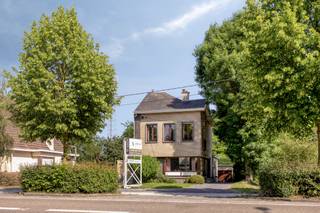 <p>Charmante maison mitoyenne offrant un potentiel exceptionnel, située à un emplacement stratégique à Eppegem !</p><p>Vous recherchez une maison familiale spacieuse que vous pourrez aménager entièrement selon vos goûts ? Alors cette maison lumineuse, d'une surface habitable de pas moins de 199 m², vaut absolument le détour. Construite en 1961 et entièrement bétonnée, cette maison offre une base particulièrement solide pour ceux qui apprécient l'espace, la lumière et les possibilités.</p><p></p><p>Prix indicatif : 387 000 €</p><p>Disponibilité : dès l'acte </p><p></p><p>Le hall d'entrée spacieux vous mène à un espace de vie ouvert qui procure une agréable sensation de convivialité. Les élégantes dalles de verre entre le hall d'entrée et la salle à manger assurent un apport maximal de lumière, tandis que la cheminée forme une séparation naturelle entre le salon et la salle à manger. Il en résulte une expérience de vie ouverte et aérée, avec des coins de vie séparés et chaleureux.</p><p></p><p>À l'étage se trouvent 2 chambres à coucher à part entière, un bureau/dressing (pouvant servir de 3e chambre) et une salle de bains avec douche. Le grenier entièrement bétonné offre en outre la possibilité de créer 2 chambres supplémentaires.</p><p></p><p>L'impressionnante cave sèche de 52 m², dont 33,7 m² de vide sanitaire, constitue un atout indéniable. Elle est idéale comme espace de rangement, de loisirs ou de travail. De plus, la maison dispose d'un garage/atelier d'environ 50 m², parfait pour les indépendants, les amateurs de bricolage ou ceux qui recherchent un espace de rangement supplémentaire.</p><p>La maison bénéficie d'une excellente accessibilité avec un Mobiscore de 7,3/10, à proximité des commerces, des écoles et des transports en commun. Le s</p>