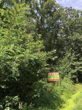 Recreatiegrond van 24a 35ca gelegen in Westmeerbeek aan de N15 met achteraan een zeer rustige, groene omgeving. Het (her)oprichten van een chalet...